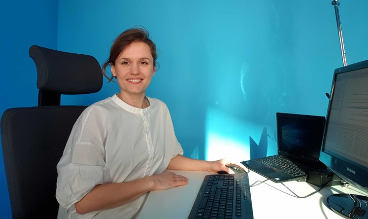 Alena Geduldig an ihrem Arbeitsplatz bei itemis